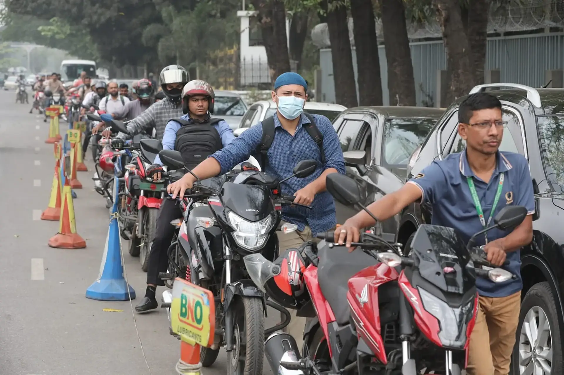 তেল নেই, তবুও পাম্প ছাড়ছেন না চালকেরা: রাজধানীতে জ্বালানি হাহাকার, লাইন ছাড়িয়েছে কিলোমিটার