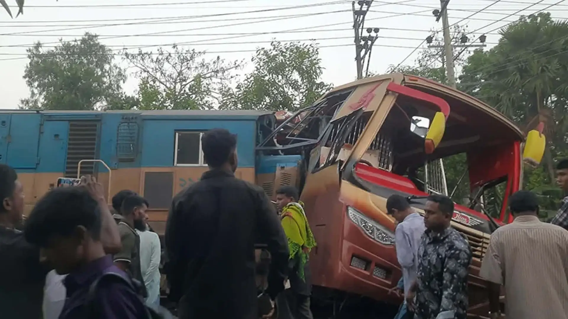 কুমিল্লার পদুয়ার বাজারে বাস-ট্রেন ভয়াবহ সংঘর্ষ: নিহত ১২, আহত ১০