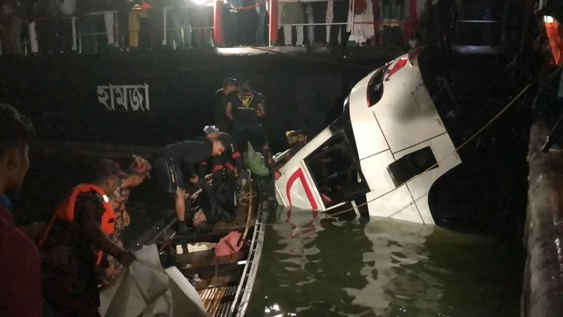 পদ্মার অতলে নিভে গেল ১৮ প্রাণ,দৌলতদিয়ায় বাসডুবিতে বিষাদের ঈদযাত্রা