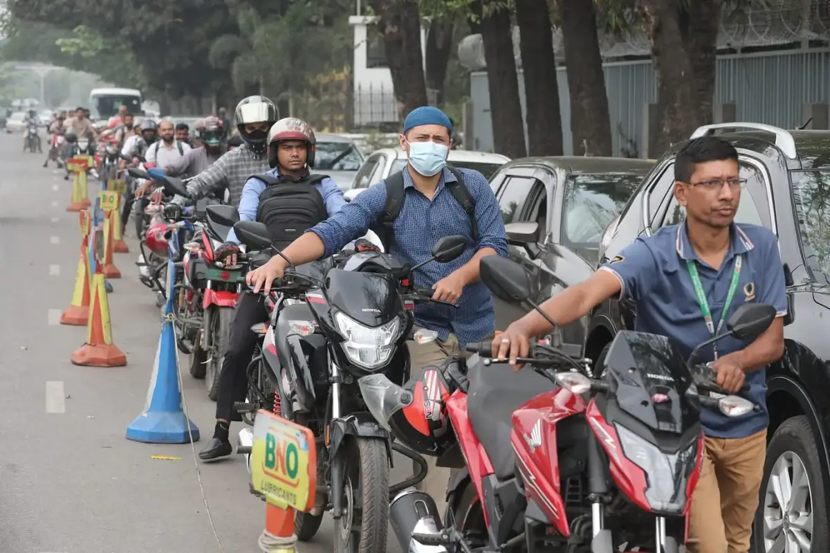 তেল নেই, তবুও পাম্প ছাড়ছেন না চালকেরা: রাজধানীতে জ্বালানি হাহাকার, লাইন ছাড়িয়েছে কিলোমিটার