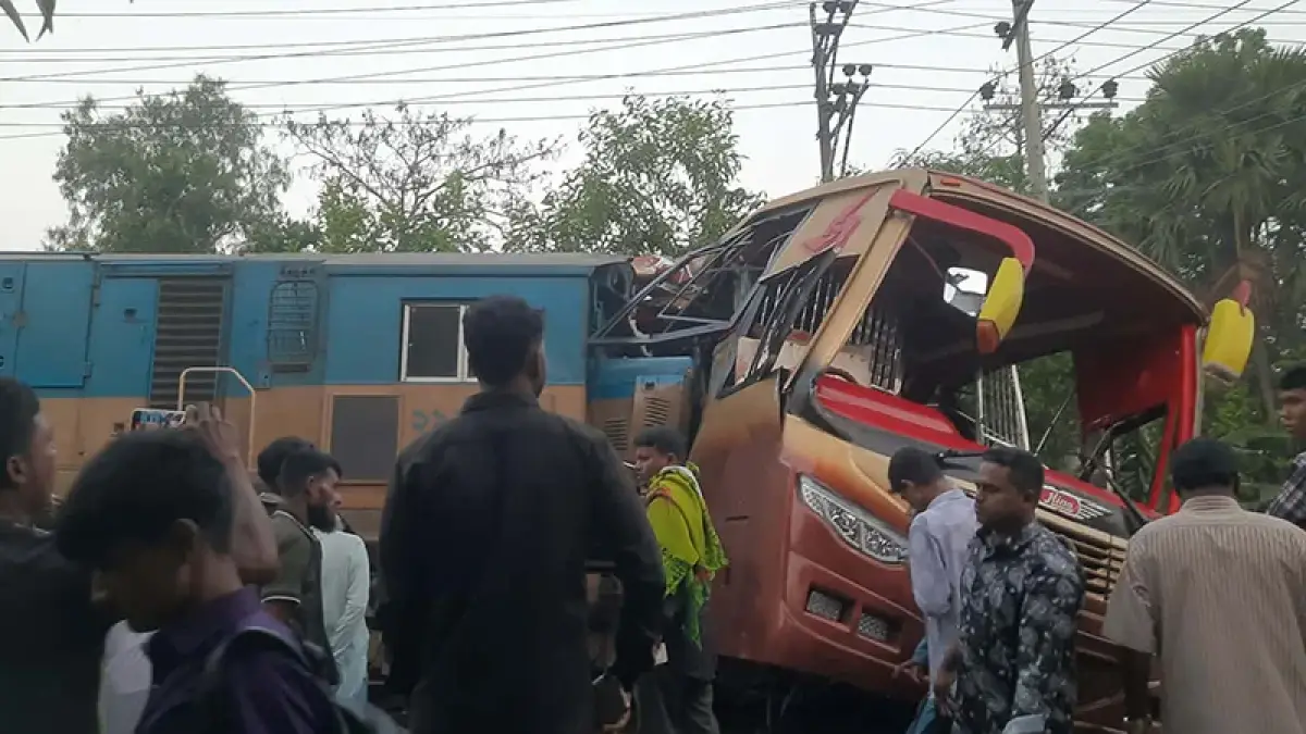 কুমিল্লার পদুয়ার বাজারে বাস-ট্রেন ভয়াবহ সংঘর্ষ: নিহত ১২, আহত ১০