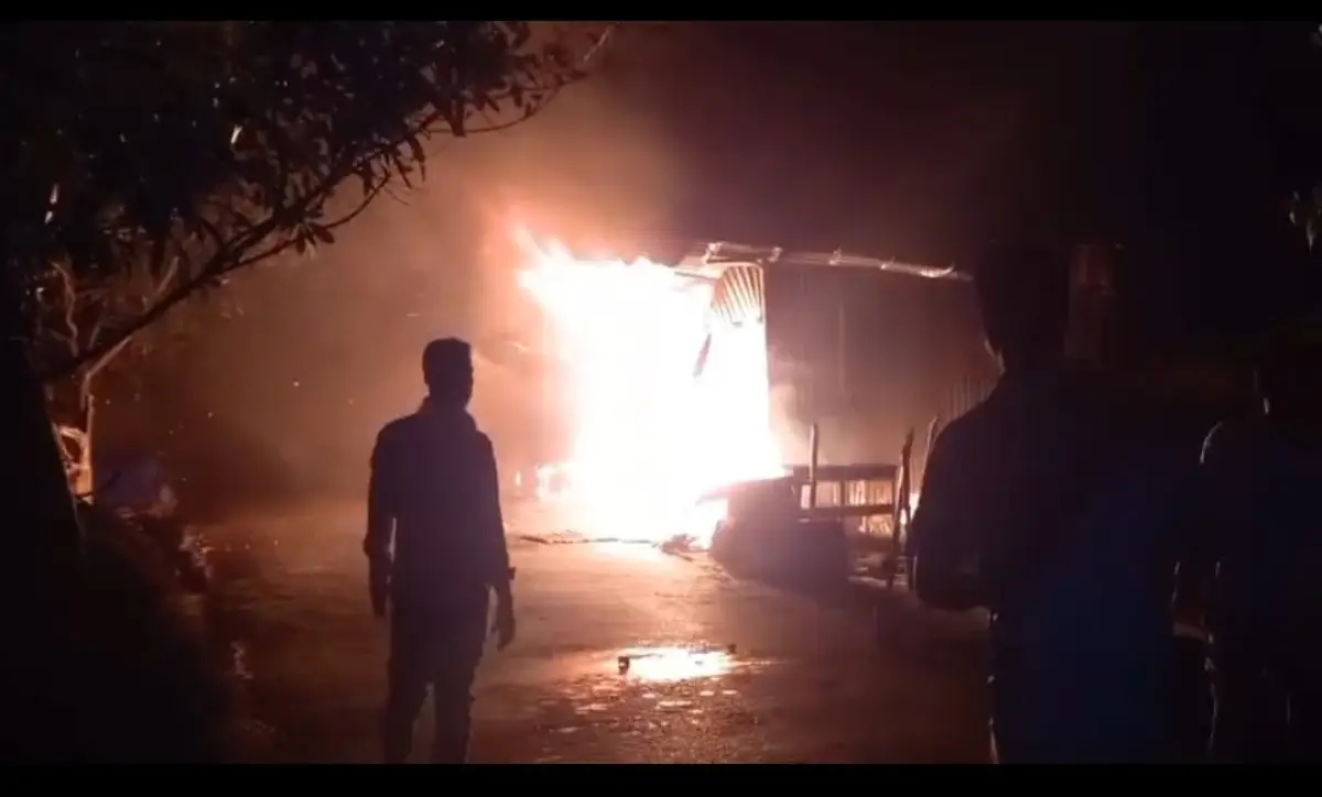 সোনারগাঁয়ে অগ্নিকাণ্ডে ৫ দোকান ভস্মীভূত: সিলিন্ডার বিস্ফোরণে আহত ৫