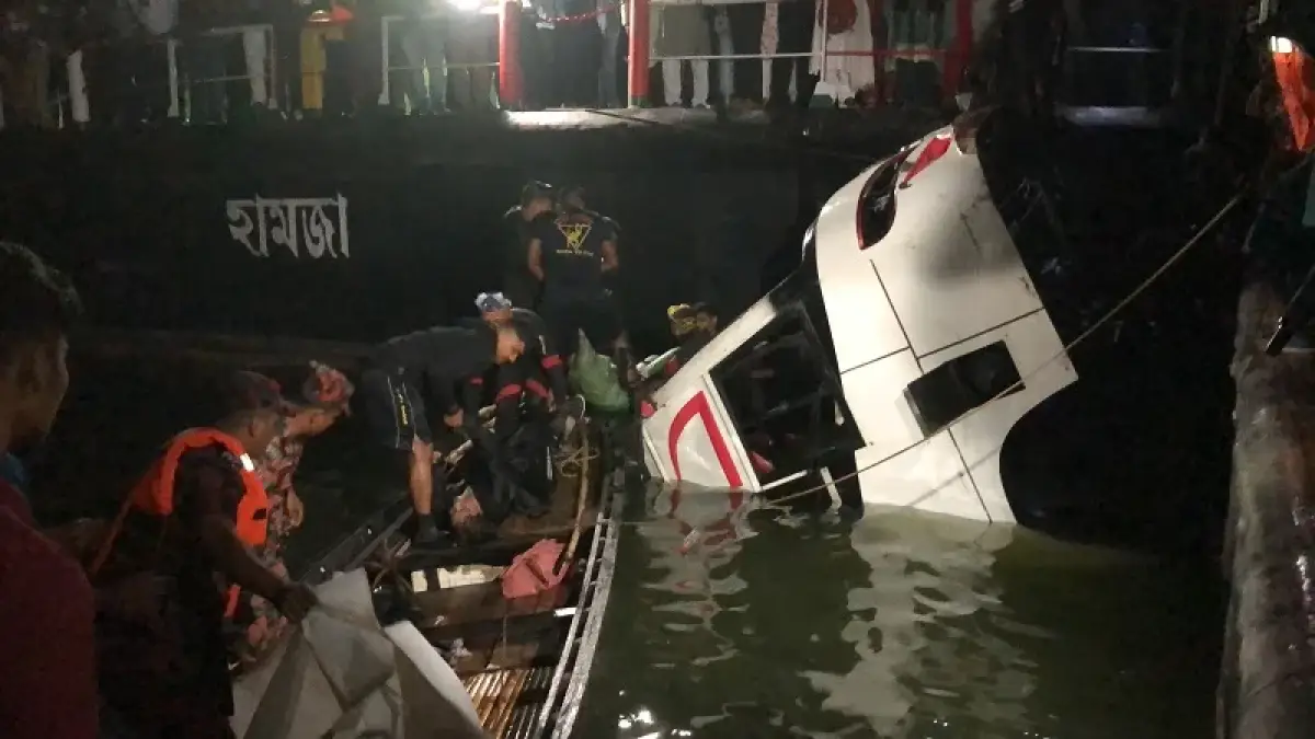 পদ্মার অতলে নিভে গেল ১৮ প্রাণ,দৌলতদিয়ায় বাসডুবিতে বিষাদের ঈদযাত্রা