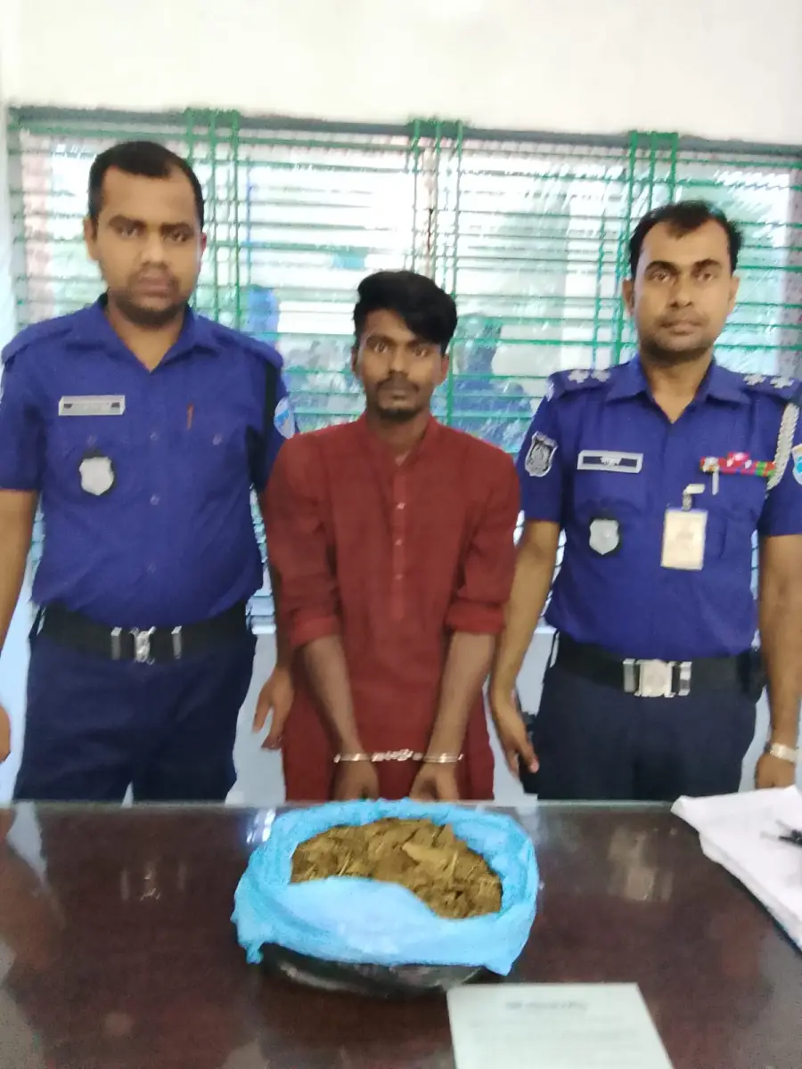 মাদকের বিরুদ্ধে জিরো টলারেন্স, সোনারগাঁয়ে ১ কেজি গাঁজাসহ পুলিশের খাঁচায় মাদক ব্যবসায়ী!