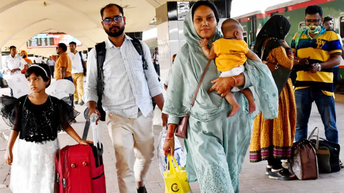 ছুটি শেষে ফিরছে মানুষ: কমলাপুরে ট্রেন বিভ্রাট ও যাত্রীদের ক্ষোভ