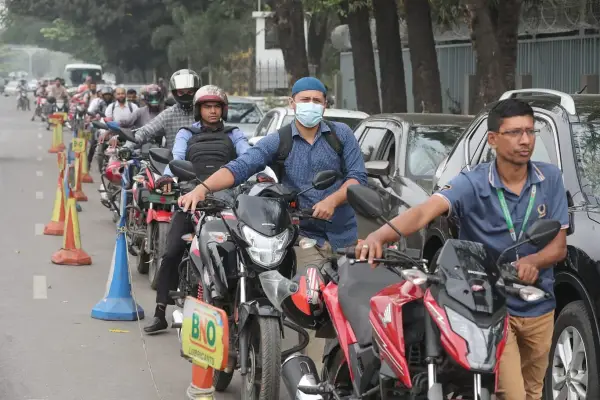 তেল নেই, তবুও পাম্প ছাড়ছেন না চালকেরা: রাজধানীতে জ্বালানি হাহাকার, লাইন ছাড়িয়েছে কিলোমিটার
