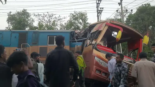 কুমিল্লার পদুয়ার বাজারে বাস-ট্রেন ভয়াবহ সংঘর্ষ: নিহত ১২, আহত ১০