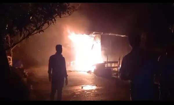 সোনারগাঁয়ে অগ্নিকাণ্ডে ৫ দোকান ভস্মীভূত: সিলিন্ডার বিস্ফোরণে আহত ৫