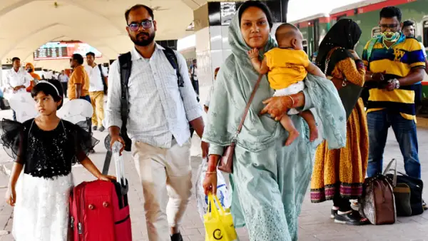 ছুটি শেষে ফিরছে মানুষ: কমলাপুরে ট্রেন বিভ্রাট ও যাত্রীদের ক্ষোভ