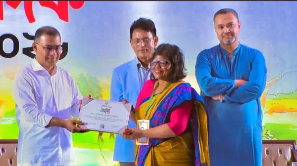নিষ্ঠা ও সততার স্বীকৃতি: দেশসেরা প্রধান শিক্ষকের পদক পেলেন কৃতি শিক্ষক বিলকিস