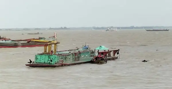 সোনারগাঁয়ে মেঘনা নদীতে অবৈধ বালুমহাল ও দখলের বিরুদ্ধে অভিযান