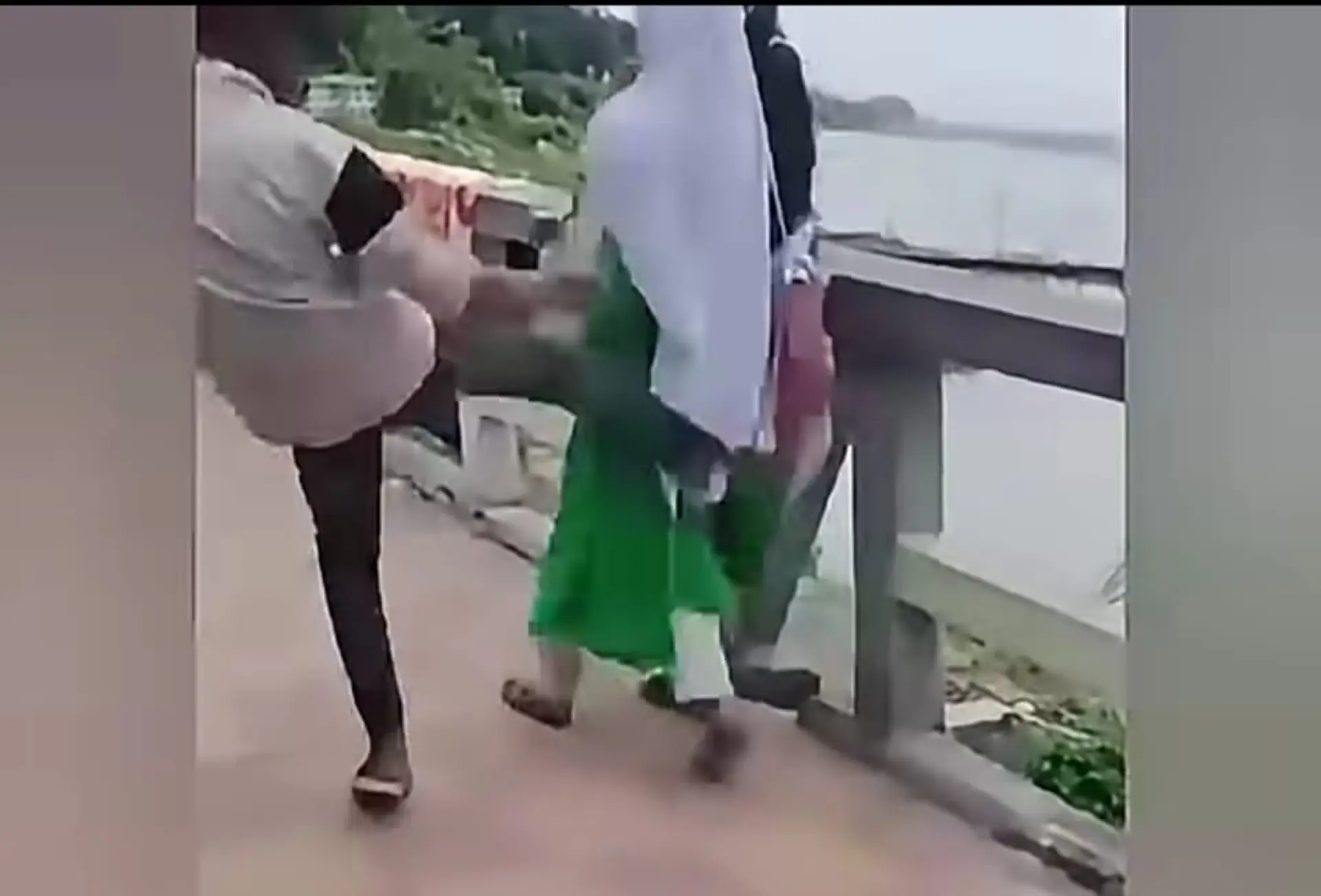 নারায়ণগঞ্জ স্কুলছাত্রীকে প্রকাশ্যে লাথি মারার অভিযোগ, ভাইরাল ভিডিও ঘিরে ক্ষোভ