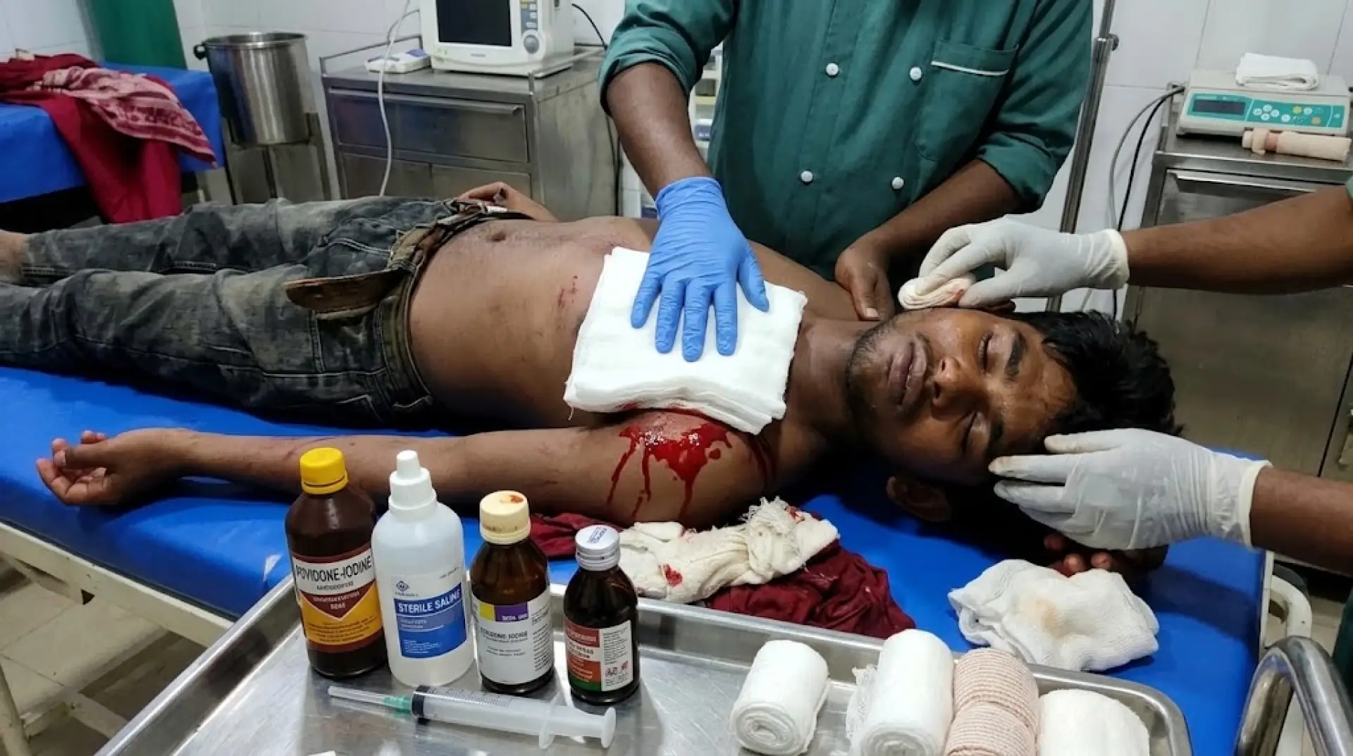 সোনারগাঁয়ে ওয়াজ মাহফিল চলাকালে অতর্কিত হামলা, চাপাতির কোপে আহত -২