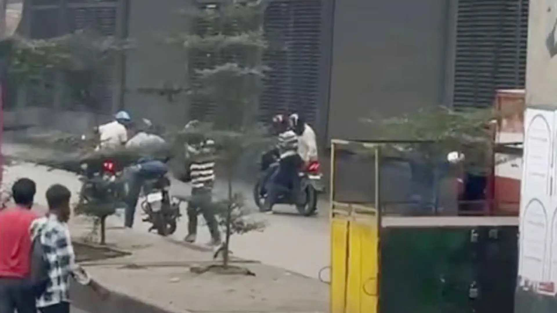 রাজধানীতে প্রকাশ্যে কাভার্ডভ্যান থামিয়ে কোটি টাকা ছিনতাই, ভিডিও ভাইরাল