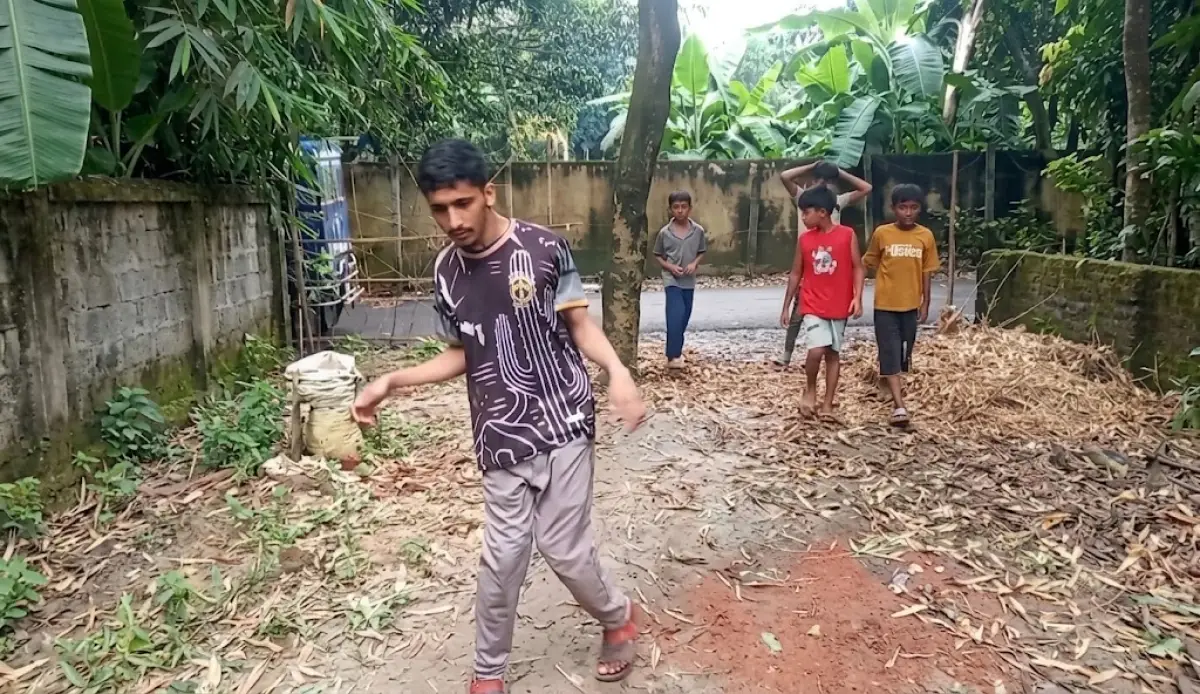 দুই পা নেই, তবু অদম্য ইচ্ছাশক্তিতে নিজের পায়ে দাঁড়াতে চান সবুজ