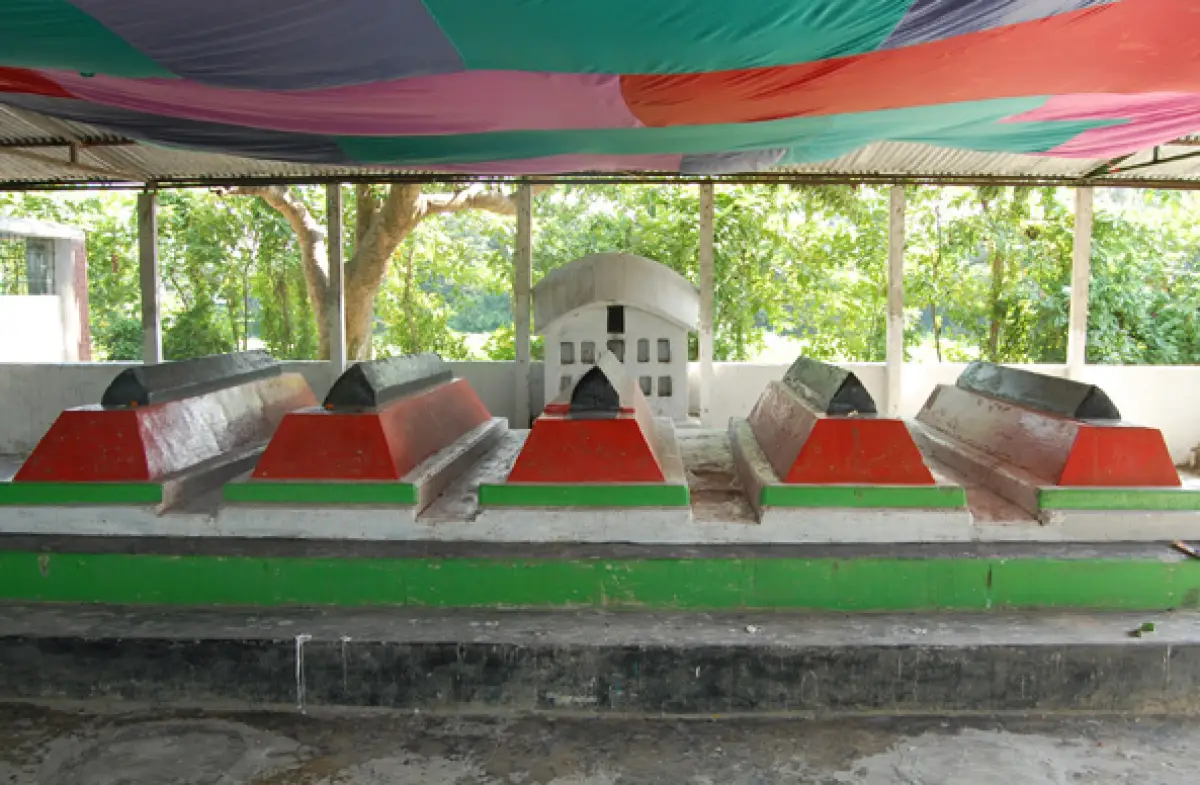 সোনারগাঁয়ে ইতিহাসের নীরব সাক্ষী পাঁচ পীরের মাজার