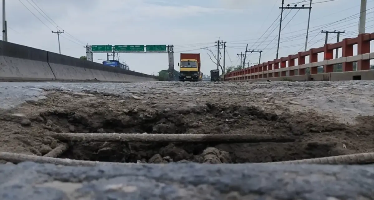 ঢাকা-চট্রগ্রাম মহাসড়কে বিশাল গর্ত, ঝুঁকিপূর্ণ সেতুতে দুর্ঘটনার শঙ্কা