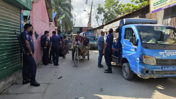 নারায়ণগঞ্জে মাদকবিরোধী অভিযানে গোলাগুলি, ৩ পুলিশসহ আহত ৪