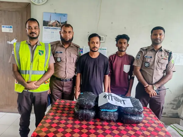 সোনারগাঁয়ে বাসে তল্লাশি চালিয়ে ৯ কেজি গাঁজাসহ চালক ও হেলপার গ্রেপ্তার