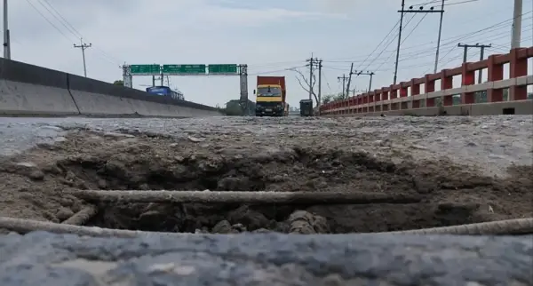 ঢাকা-চট্রগ্রাম মহাসড়কে বিশাল গর্ত, ঝুঁকিপূর্ণ সেতুতে দুর্ঘটনার শঙ্কা