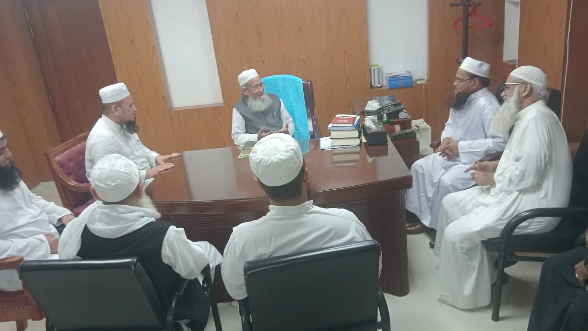 দেওবন্দি ভাবধারাই উম্মাহর ভারসাম্য, আলেমদের হাত ধরে সুদৃঢ় হচ্ছে বাংলাদেশ-ভারত দ্বীনি সম্পর্ক