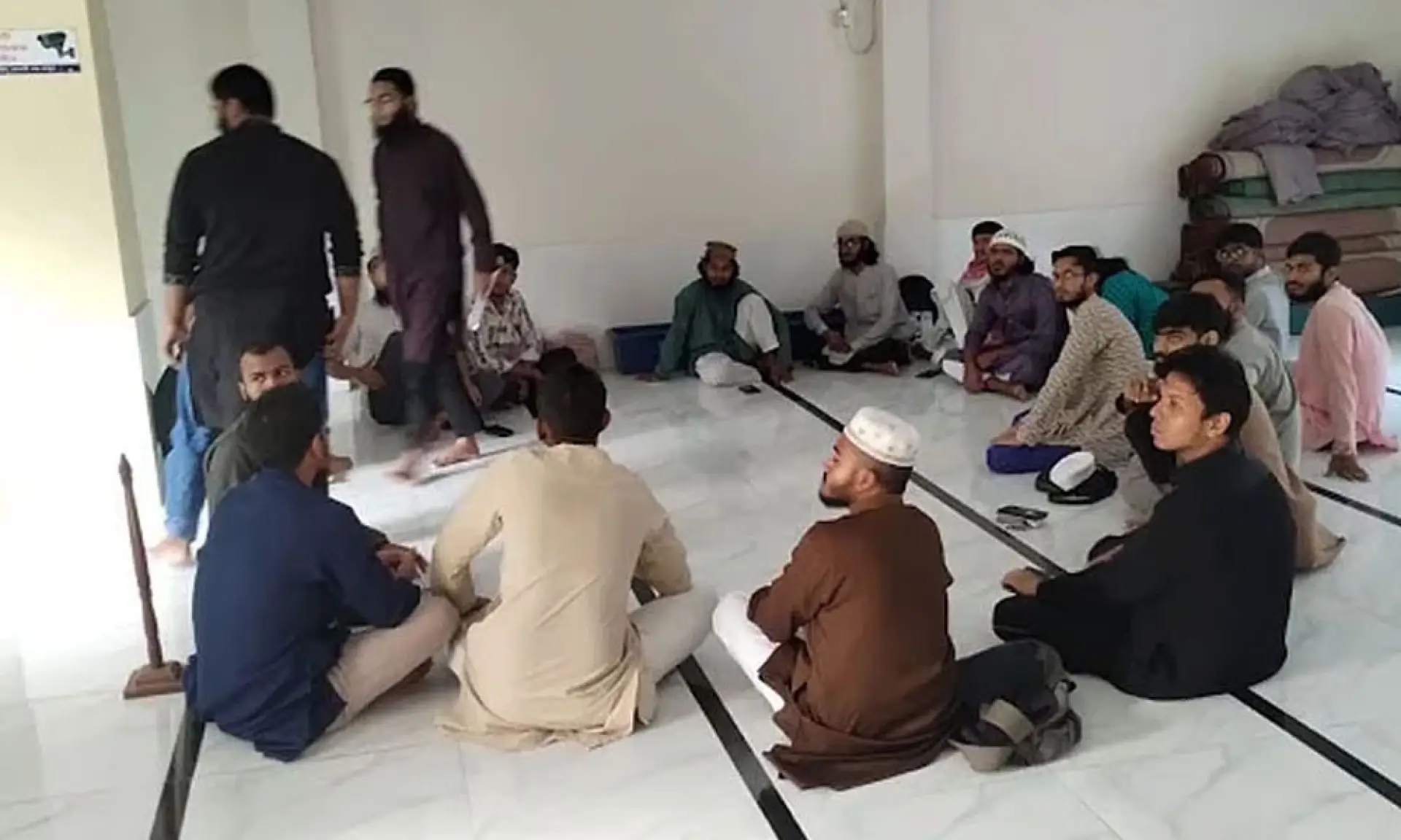 রাজধানীতে মসজিদে গোপন বৈঠক, জঙ্গি সন্দেহে আটক ২৩