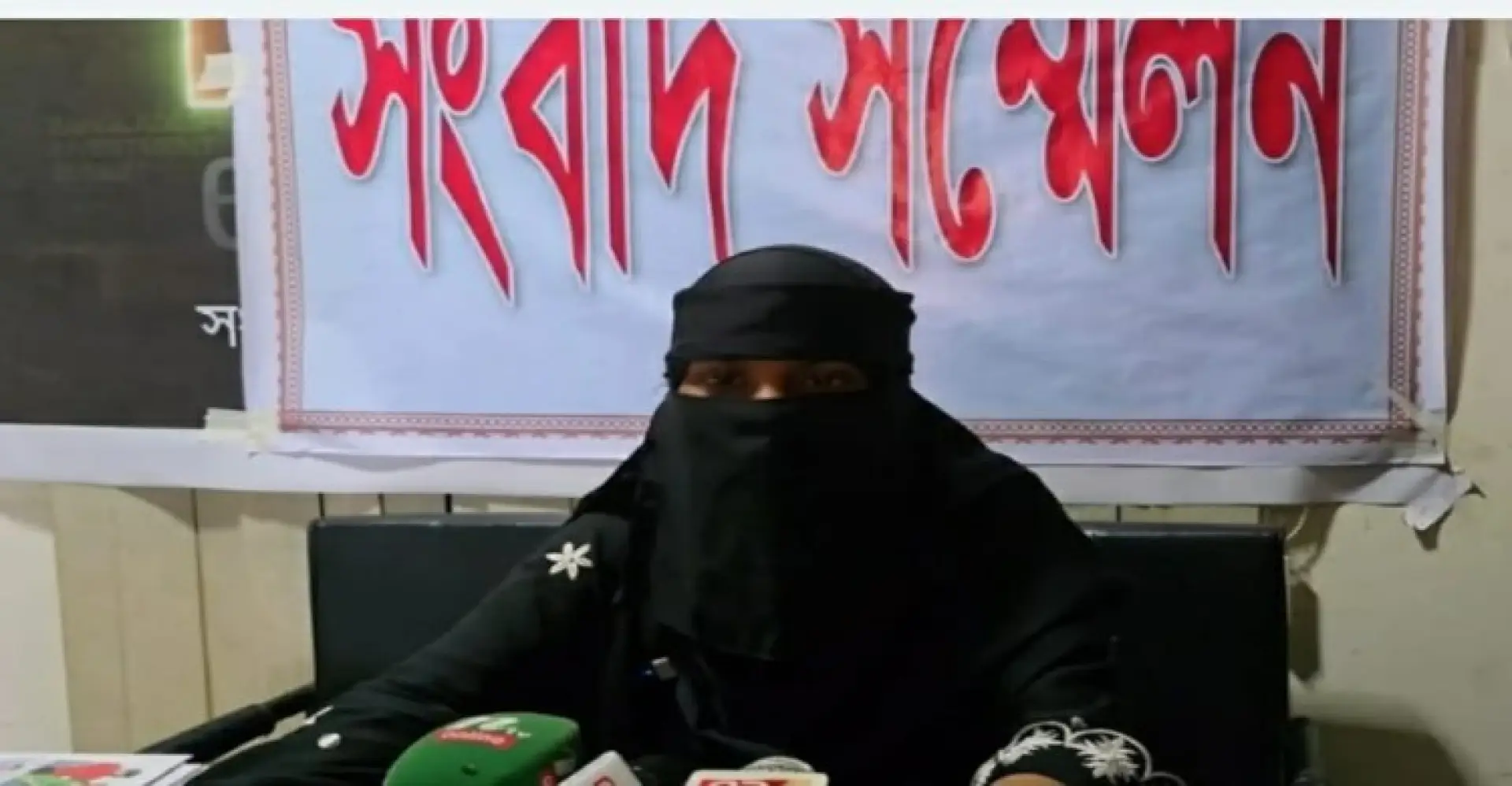 সোনারগাঁয়ে প্রবাসীর স্ত্রীকে ধর্ষণ ও আপত্তিকর ভিডিও ধারণ, থানায় অভিযোগ