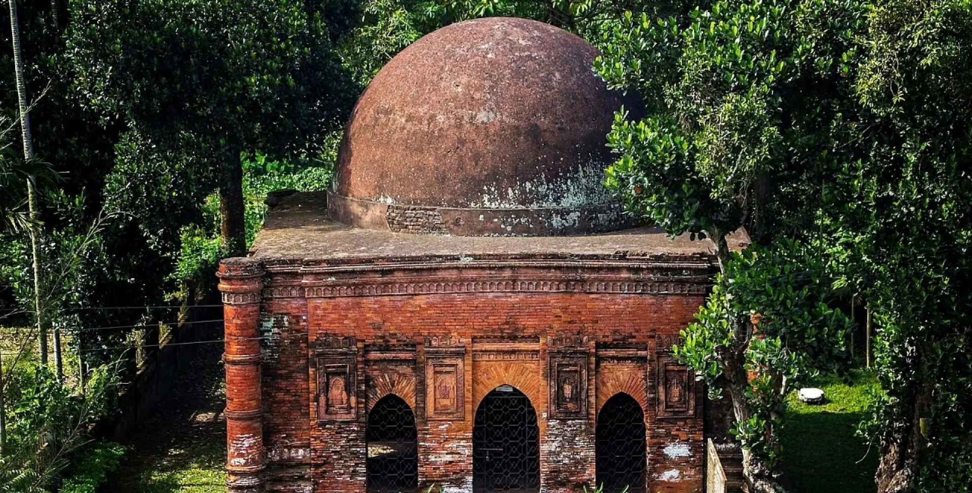 অযত্নে-অবহেলায় ধ্বংসের পথে সোনারগাঁয়ের ৫০০ বছরের গোয়ালদি মসজিদ