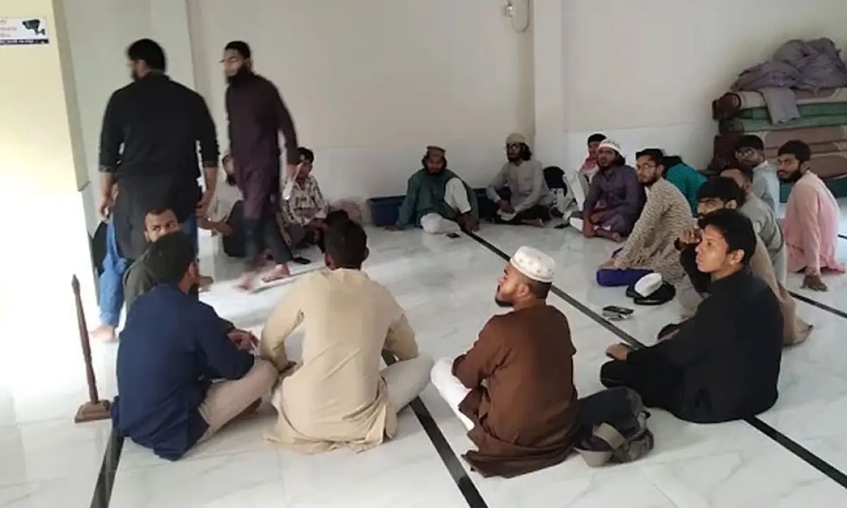 রাজধানীতে মসজিদে গোপন বৈঠক, জঙ্গি সন্দেহে আটক ২৩
