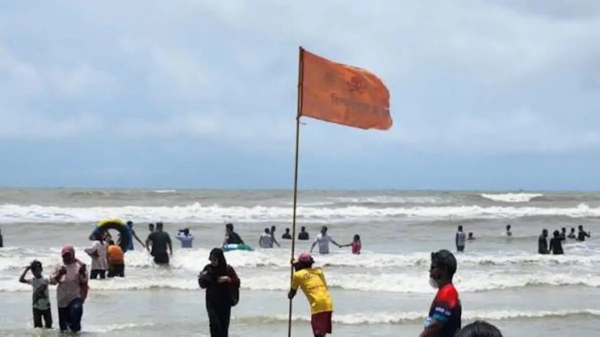 কক্সবাজার সমুদ্র সৈকতে গোসলে নেমে পর্যটকের মৃত্যু, জীবিত উদ্ধার ২