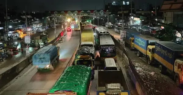 সোনারগাঁয়ে সড়কে ঝরল পোশাকশ্রমিকের প্রাণ, দীর্ঘ অবরোধে চরম ভোগান্তিতে হাজারো যাত্রী
