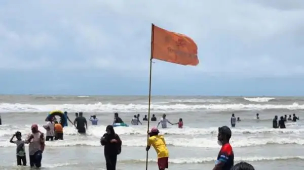 কক্সবাজার সমুদ্র সৈকতে গোসলে নেমে পর্যটকের মৃত্যু, জীবিত উদ্ধার ২