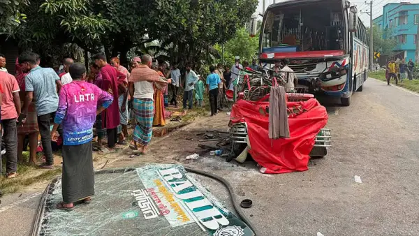 ময়মনসিংহে বাস ও অটোরিকশার মুখোমুখি সংঘর্ষ, নারী-শিশুসহ, প্রাণ গেল ৭ জনের